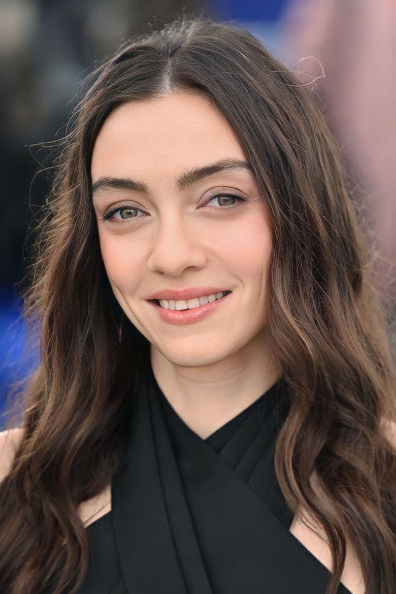 Merve Dizdar photo 3