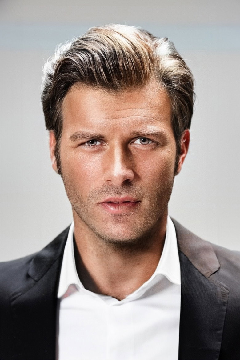 Kıvanç Tatlıtuğ photo 11