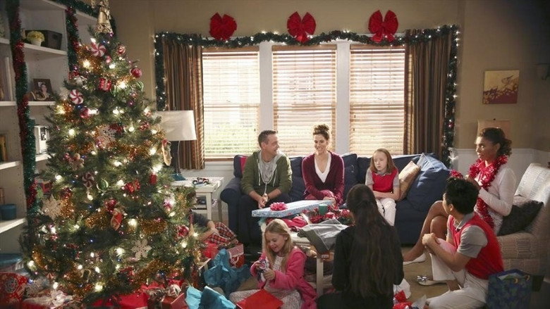 Still from The Neighbors - Season 2 Episode 11