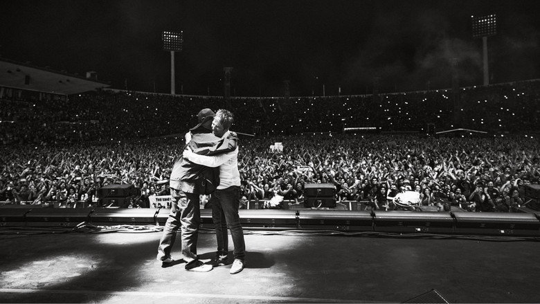 Liam et Noel Gallagher s'enlacent sur scène pendant la tournée Oasis Live '25
