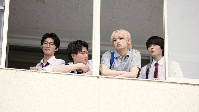Popular Serizawa Acts Weird Around Me: sahne