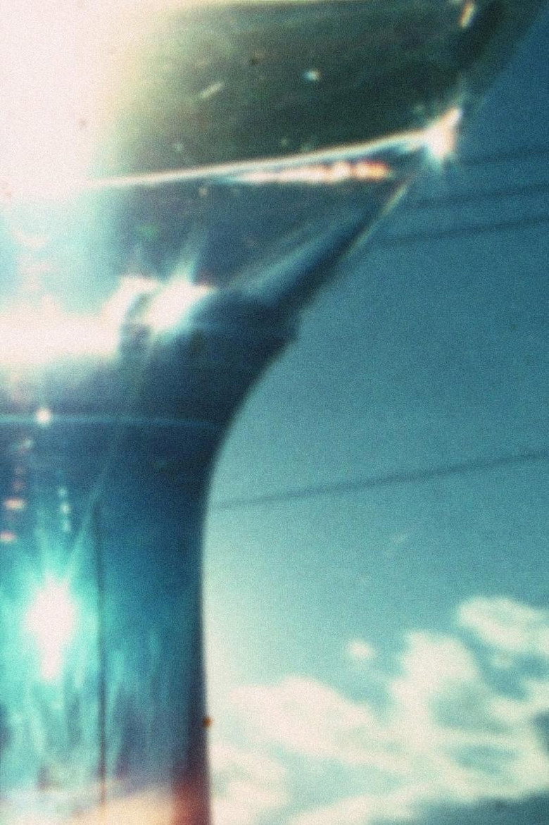 Imatge de 安価なワイン・グラスを用いて光について考察するフィルム。