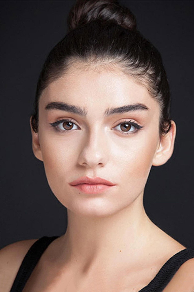 Hazar Ergüçlü photo 3