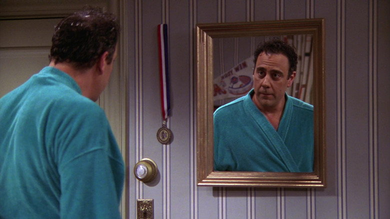 Still from Todo el mundo quiere a Raymond - Temporada 9 Episodio 8