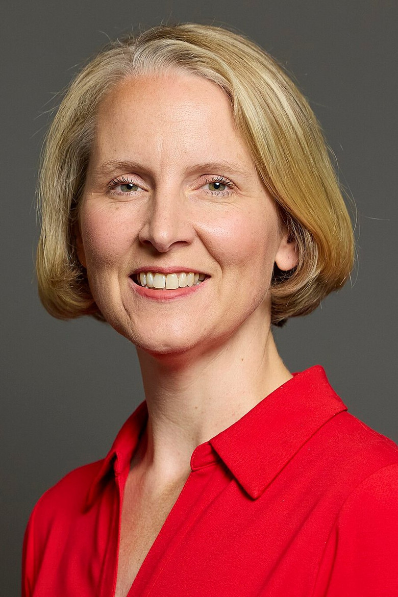 Emma Reynolds portrait image