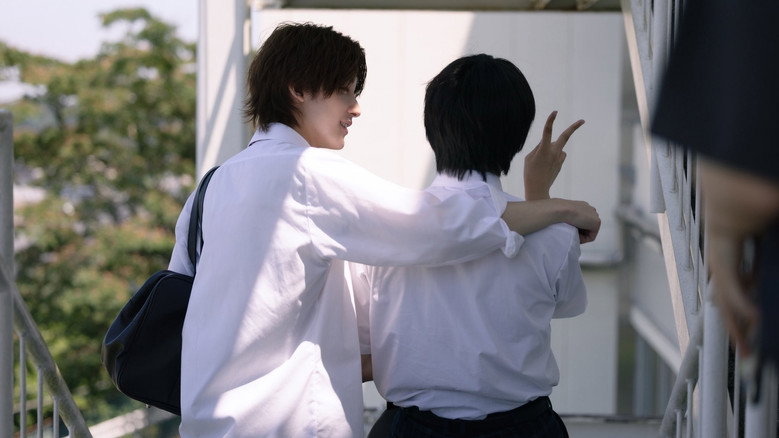 Popular Serizawa Acts Weird Around Me: sahne