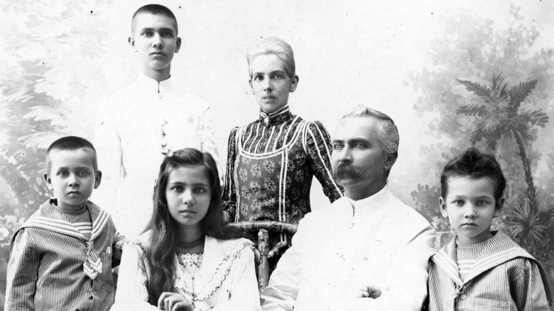 Still image for Indonesia Calls! season 1 episode 1: Colonial Layer Cake Still image for Indonesia Calls! season 1 episode 1: Colonial Layer Cake