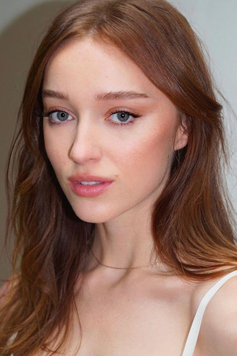 Phoebe Dynevor photo 10