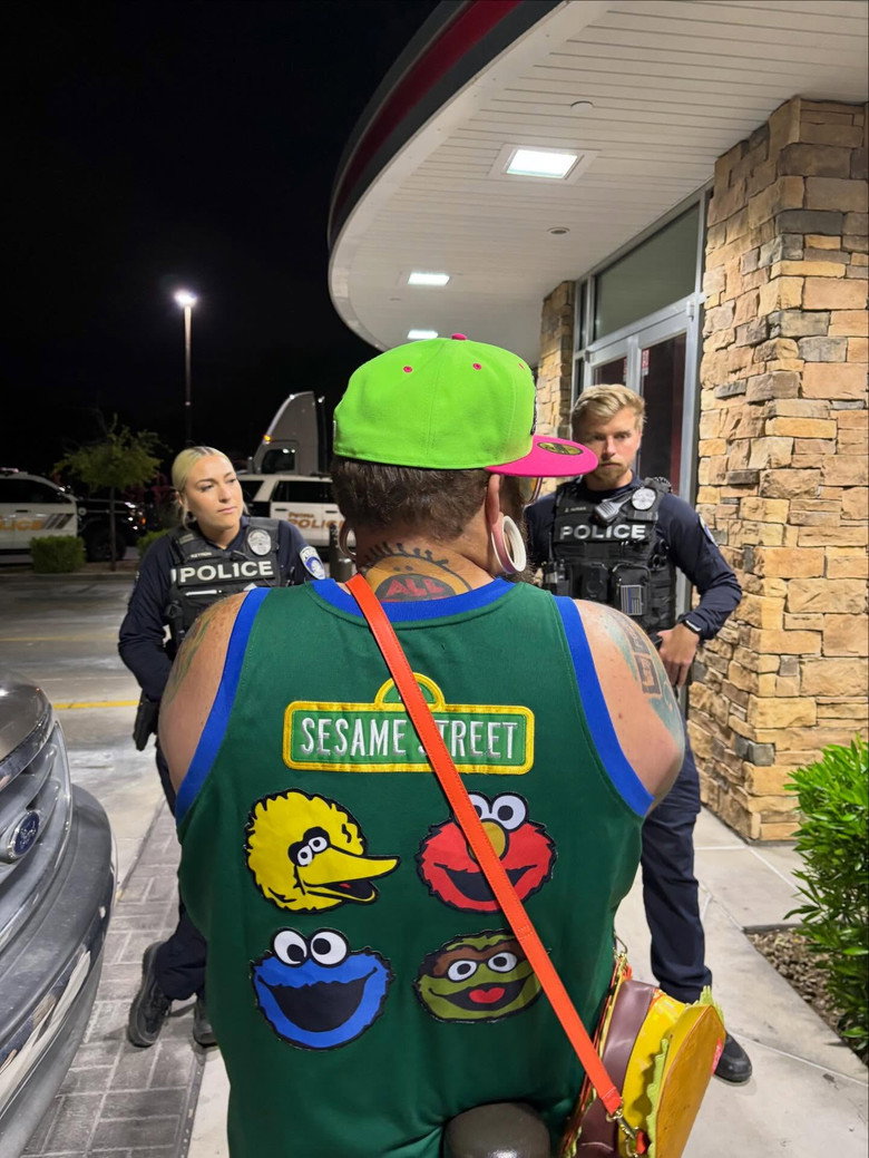 Imatge de KING HILLBILLY SHOOTS THE SUN: Nocturnal millionaire against the daytime