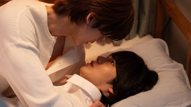 Popular Serizawa Acts Weird Around Me: sahne