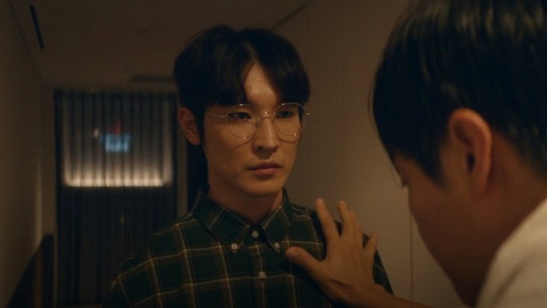 Still from S라인 - Season 1 Episode 3