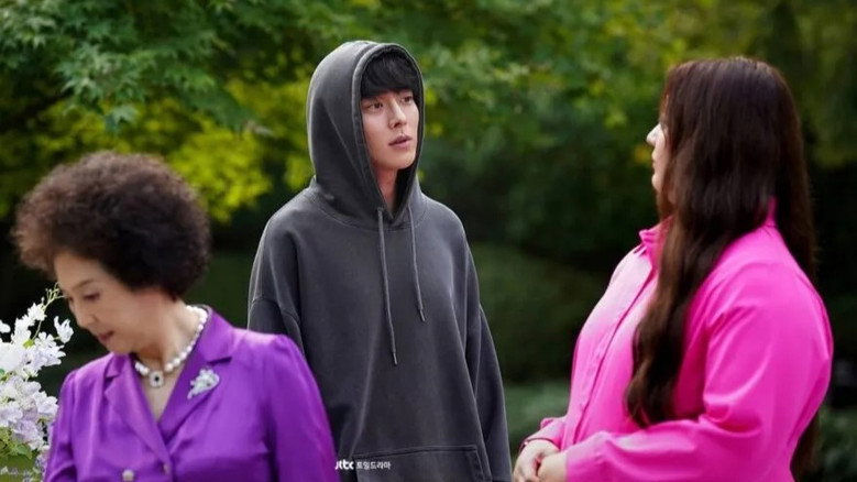 Still from The Atypical Family - Season 1 Episode 1