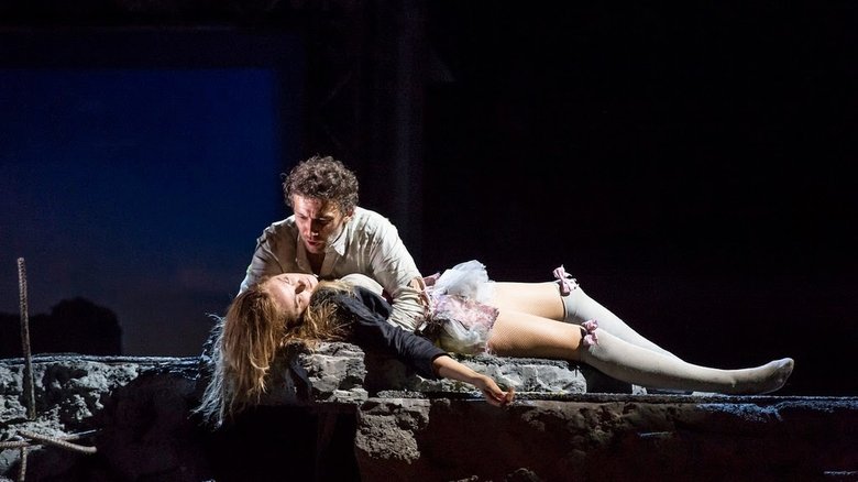 Puccini Manon Lescaut main backdrop