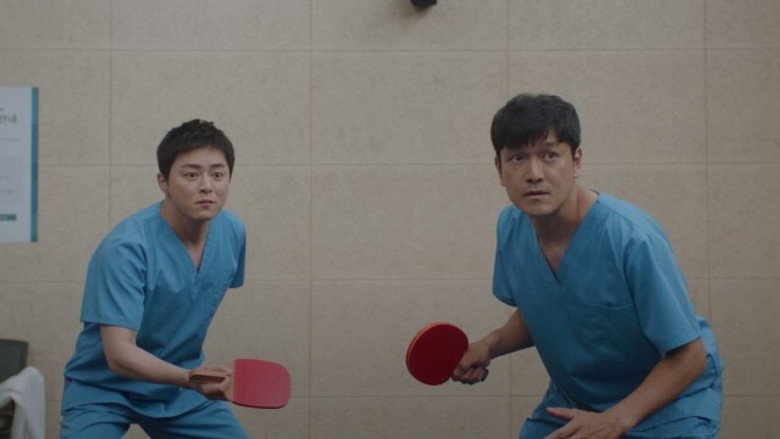 Still from 슬기로운 의사생활 - Season 2 Episode 9