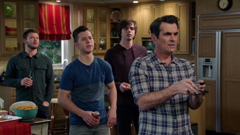 Modern Family S10E18 — Stand By Your Man episode still