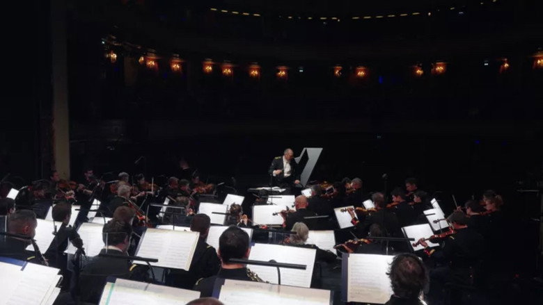 Still from L'Orchestre de la Garde Républicaine à l'Opéra-Comique