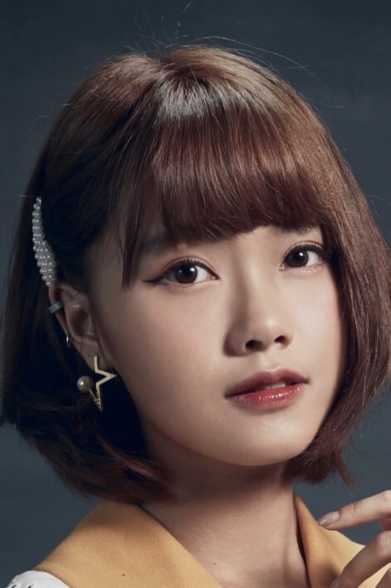 Praewa Suthamphong photo 2