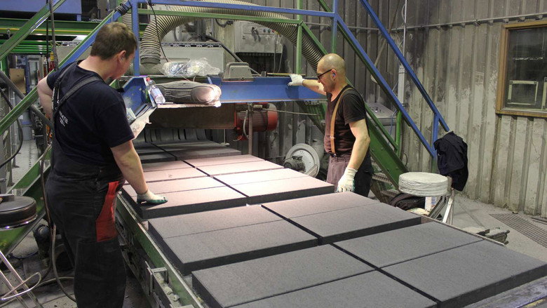 S14E19 – Paving Stones, Tuxedo