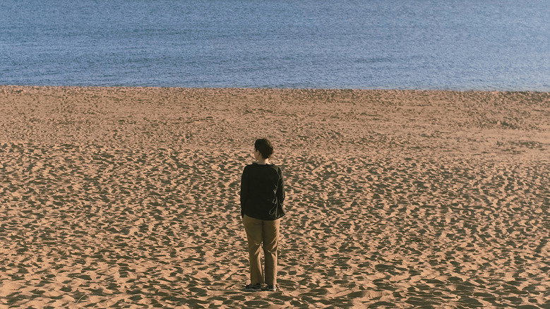 Frame from Ela foi ali guardar o coração na geladeira