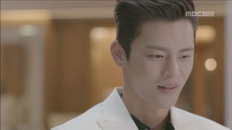 Still from Shopaholic Louis - Season 1 Episode 1