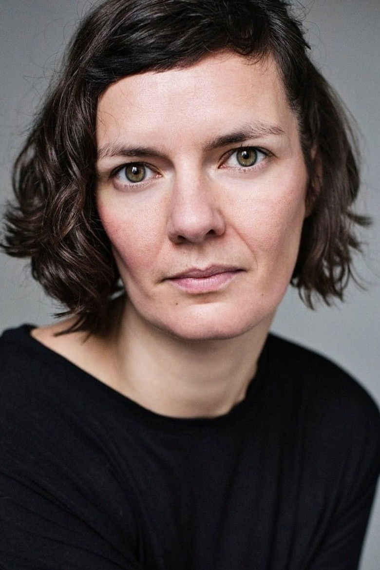 Laura Cairns portrait image