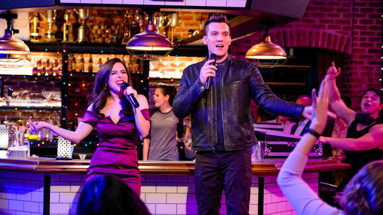 Still from เครซี เอ็กซ์ เกิร์ลเฟรนด์ - ซีซัน 4 ตอน 11