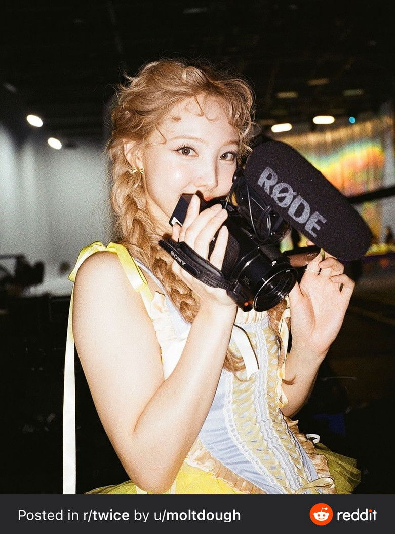 Imatge de Who am I? “IM NAYEON”