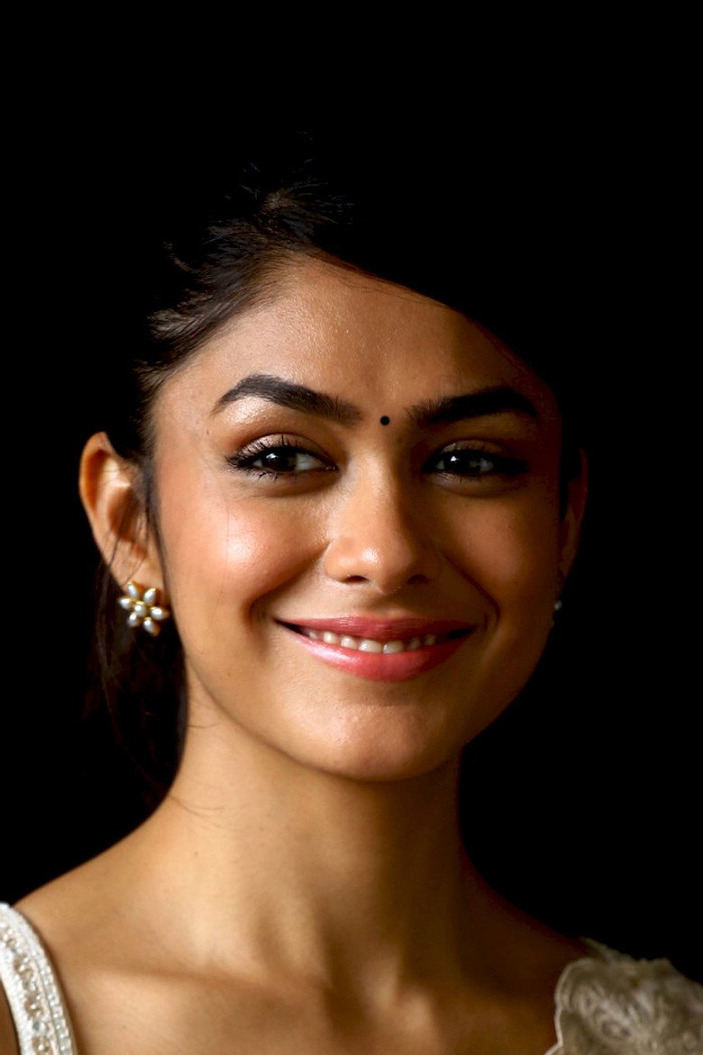 Mrunal Thakur photo