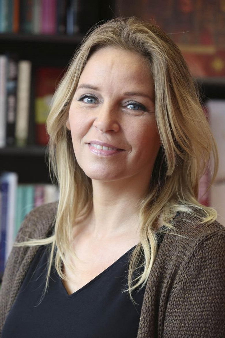 Esther Verhoef portrait image