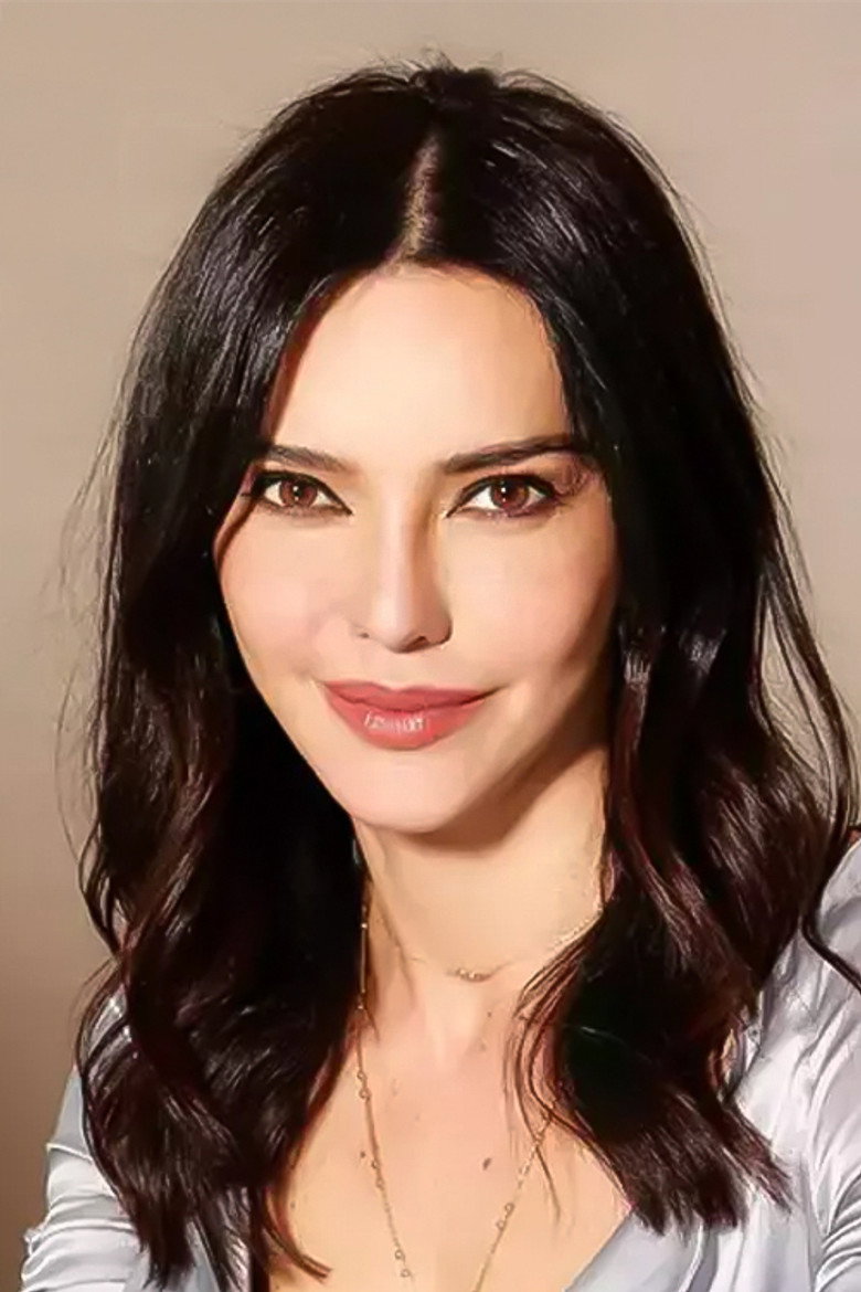 Hande Ataizi photo 3