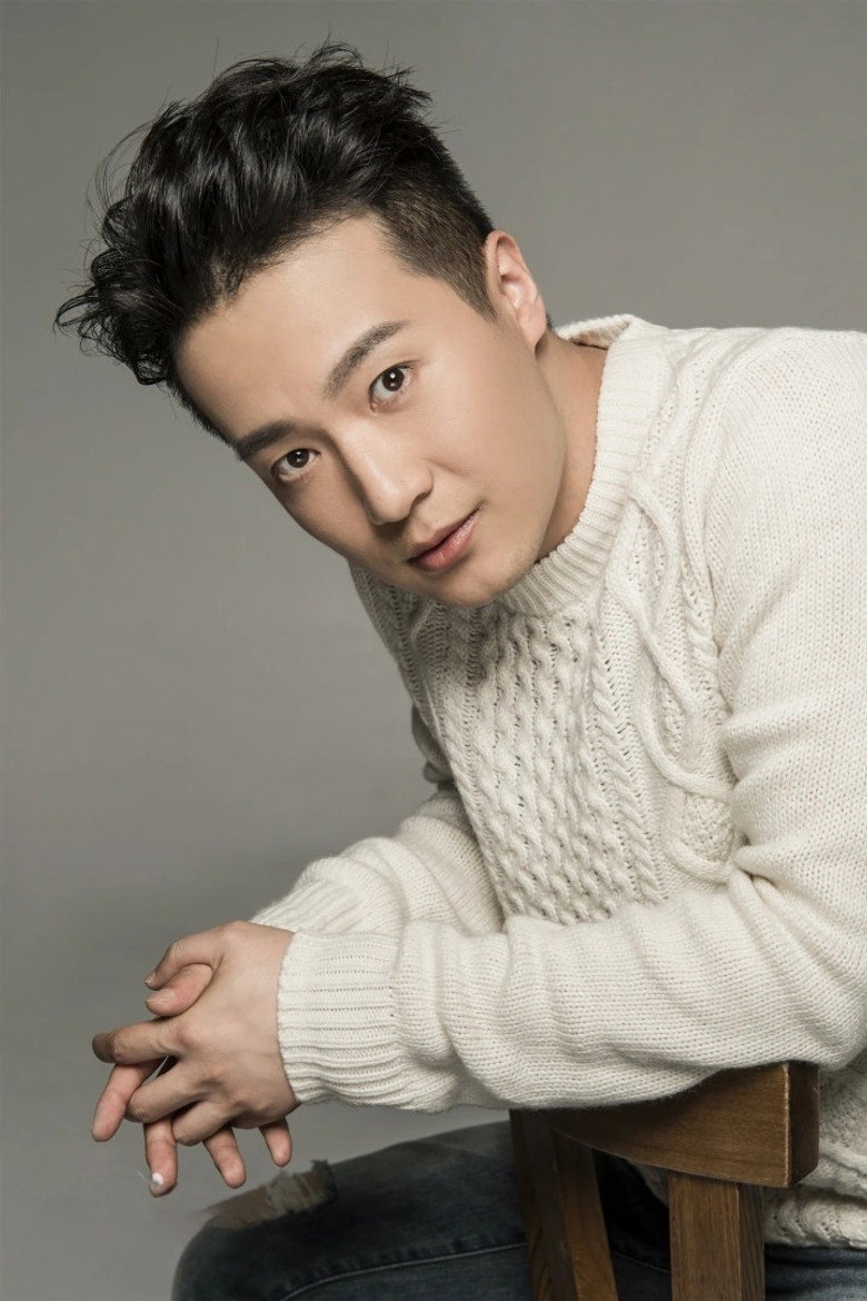 李霆 portrait