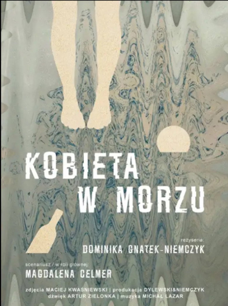 Kobieta w morzu