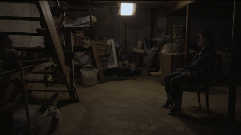 Fons de Viewer Discretion Advised