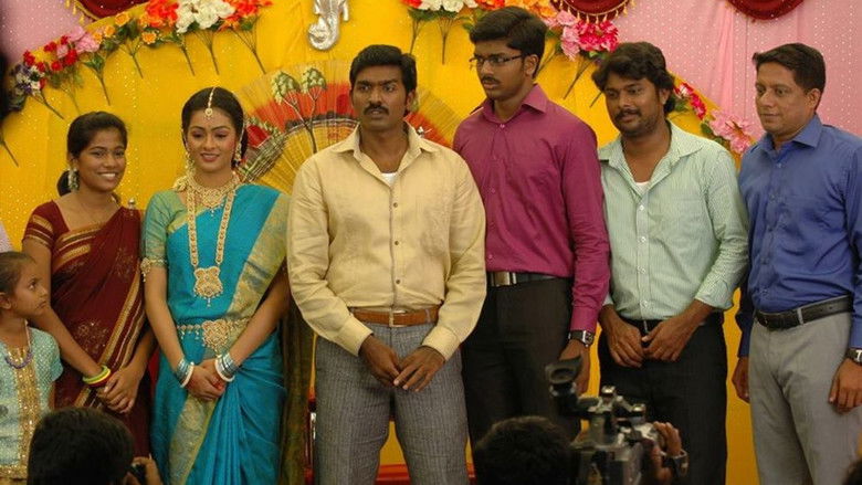 Image d'arrière-plan 1 du film Naduvula Konjam Pakkatha Kaanom