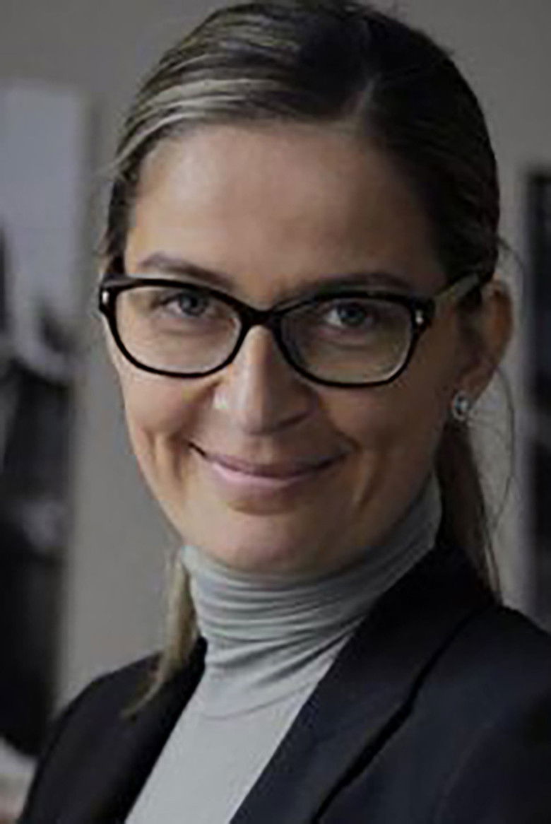 Emma Lustres portrait image