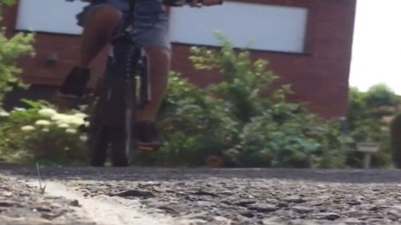 Jongen en zijn fiets main backdrop