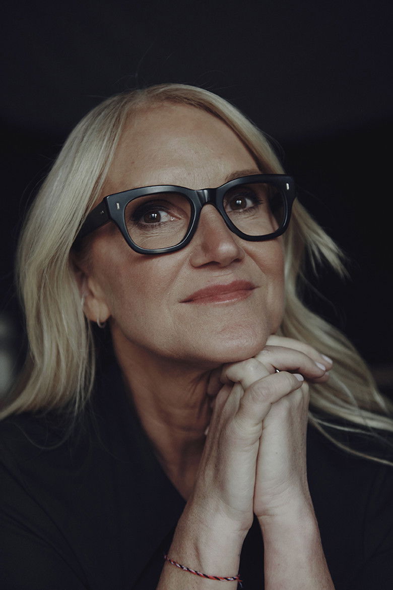 Mel Robbins portrait image
