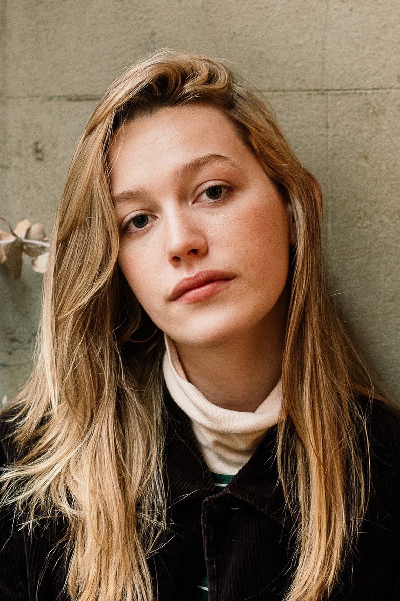 Victoria Pedretti photo 4