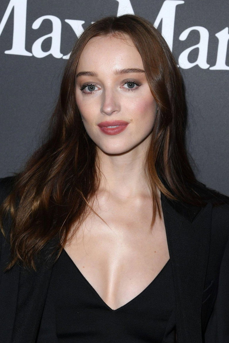 Phoebe Dynevor photo 8