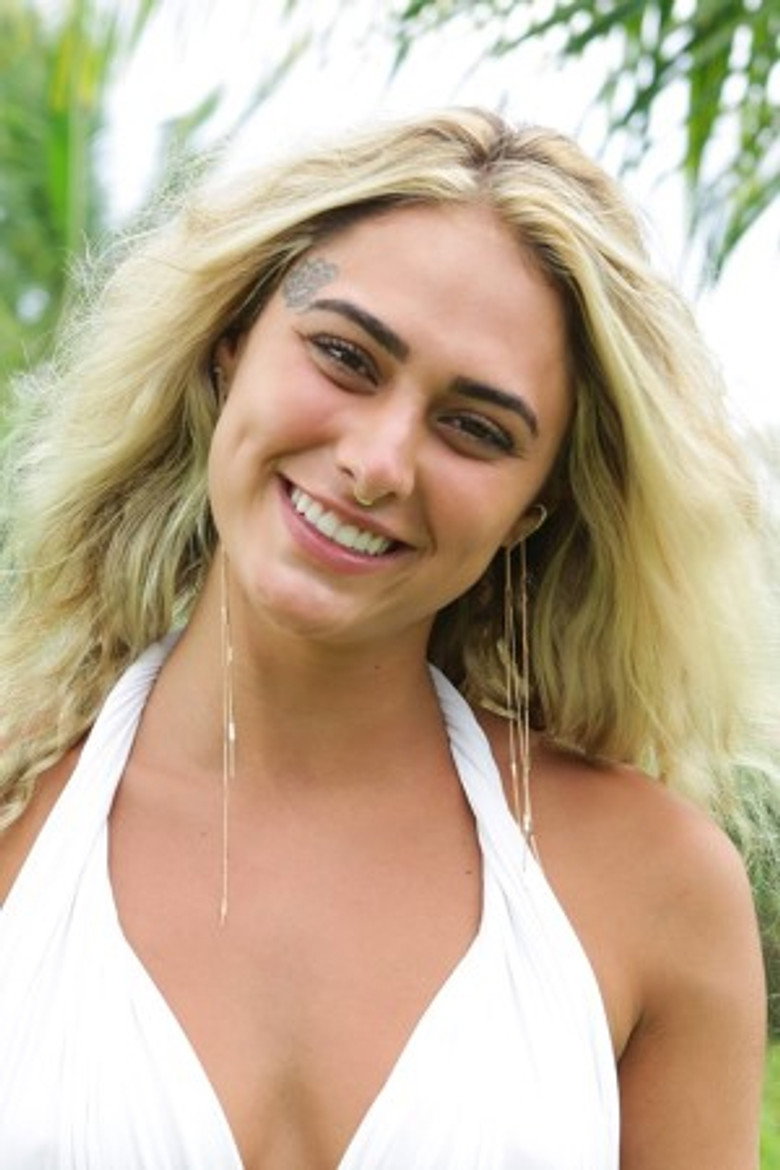 Mia Siqueira portrait