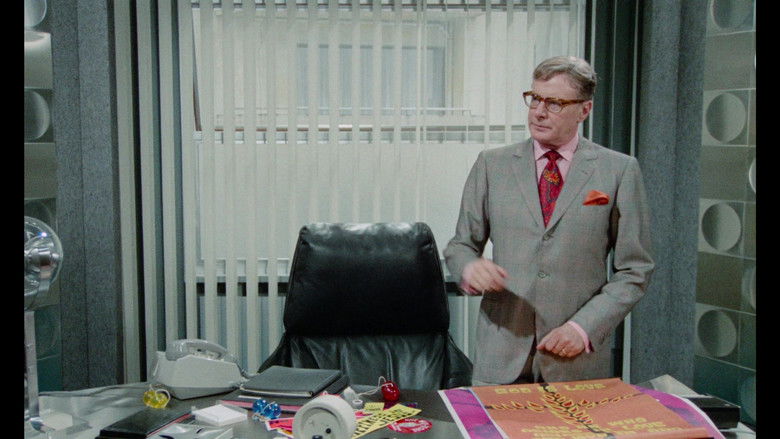 Image d'arrière-plan 4 du film Tout le monde il est beau, tout le monde il est gentil