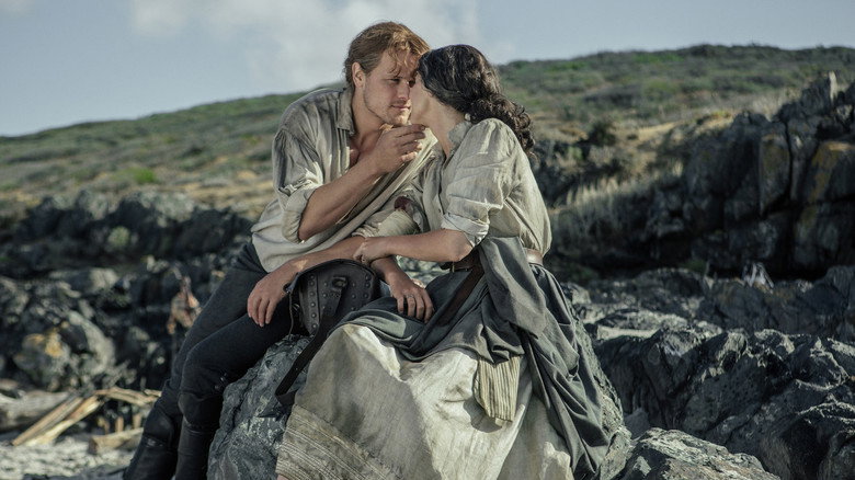 Outlander Qui Est L'homme Qui Regarde Claire Par La Fenetre