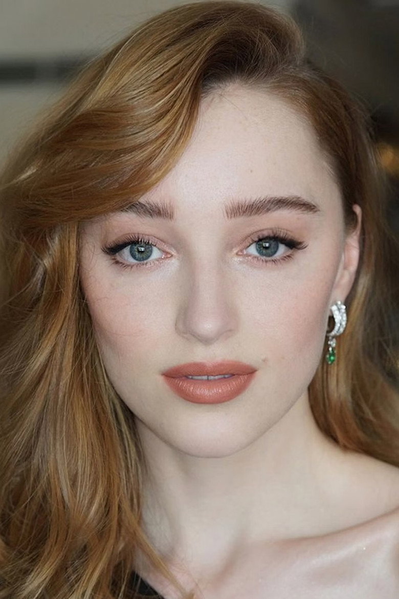 Phoebe Dynevor photo 11