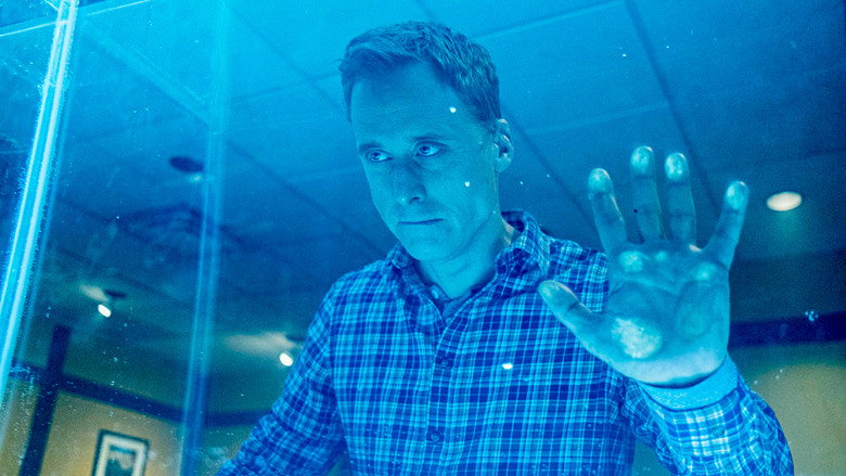 Resident Alien S01E07 — The Green Glow episode still