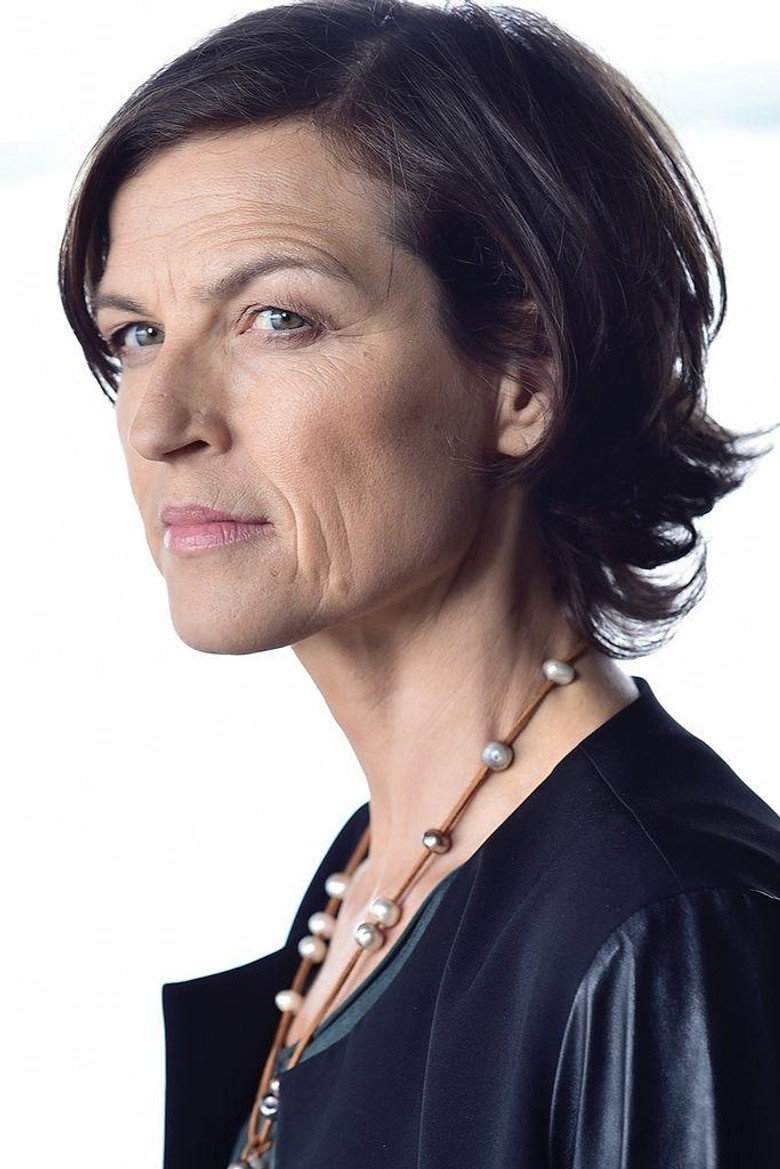 Mona Klare portrait