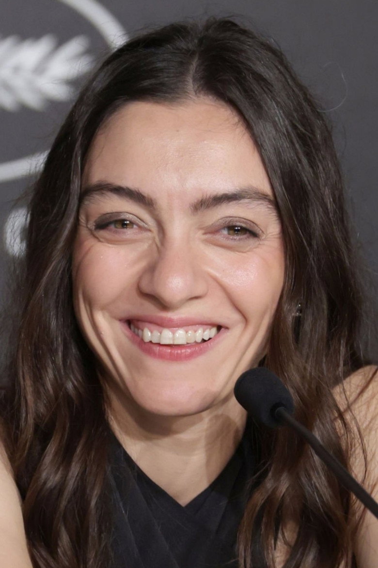 Merve Dizdar photo