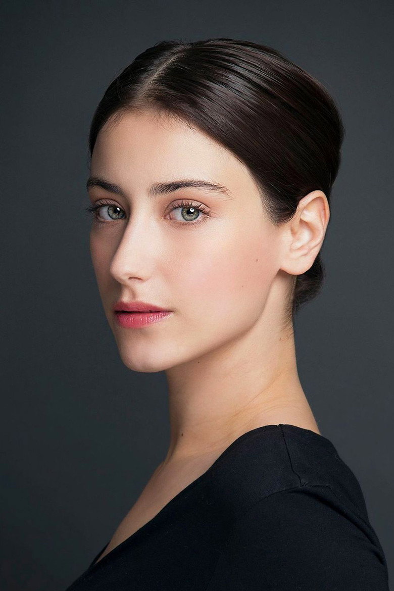 Hazal Kaya photo 2
