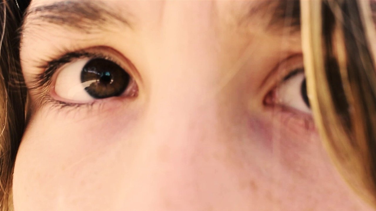 Tras la mirada poster