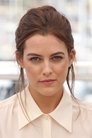 Riley Keough es Simple
