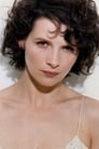 Juliette Binoche isVianne Rocher